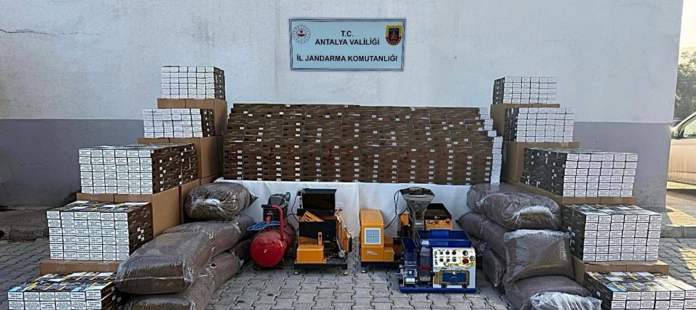 ANTALYA'DA KAÇAK TÜTÜN VE SİGARA OPERASYONU: 1 MİLYON MAKARON ELE GEÇİRİLDİ