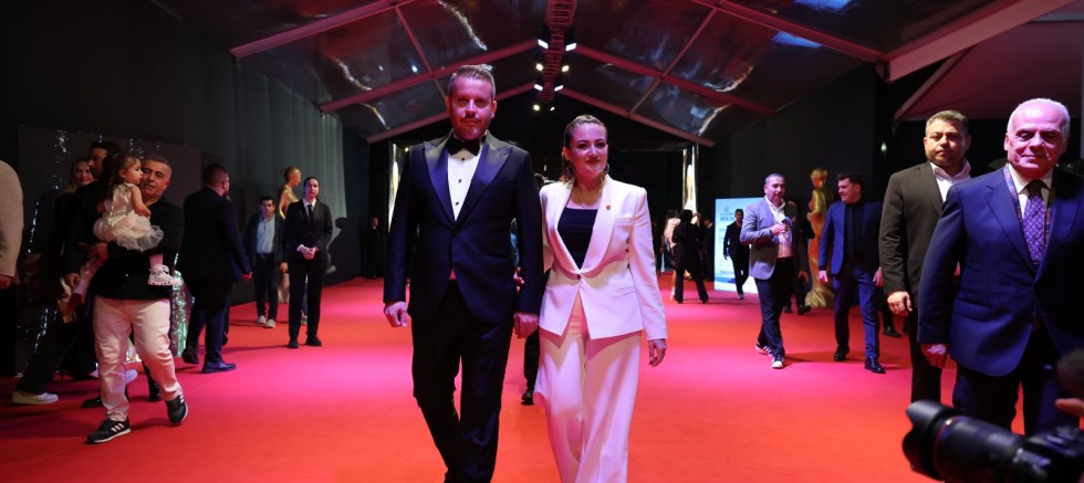 ANTALYA’DA KIRMIZI HALI IŞILTISI: YILDIZ YAĞMURU ALTIN PORTAKAL’DA