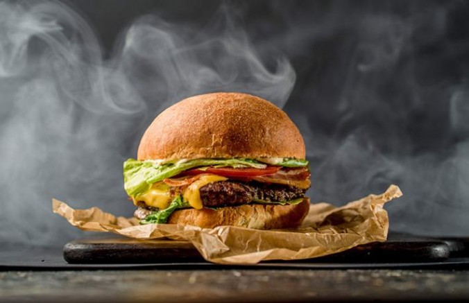ANTALYA HAVALİMANI'NDA YENEN HAMBURGER İNGİLTEREDE GÜNDEM OLDU