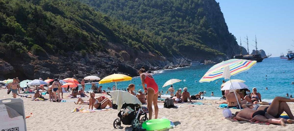 ANTALYA SAHİLLERİNDE SARI YAZ HAREKETLİLİĞİ BAŞLADI