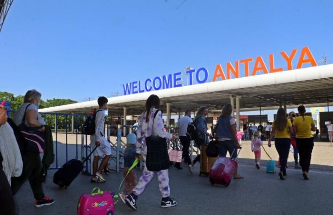 ANTALYA TURİST SAYISINDA GEÇEN YILIN REKORUNU KIRAMADI