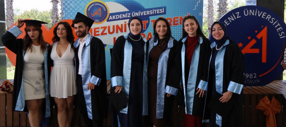 BEYAZ MELEK HEMŞİRELERİN MEZUNİYET COŞKUSU