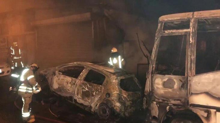 Çekmeköy'de iki araç alev alev yandı