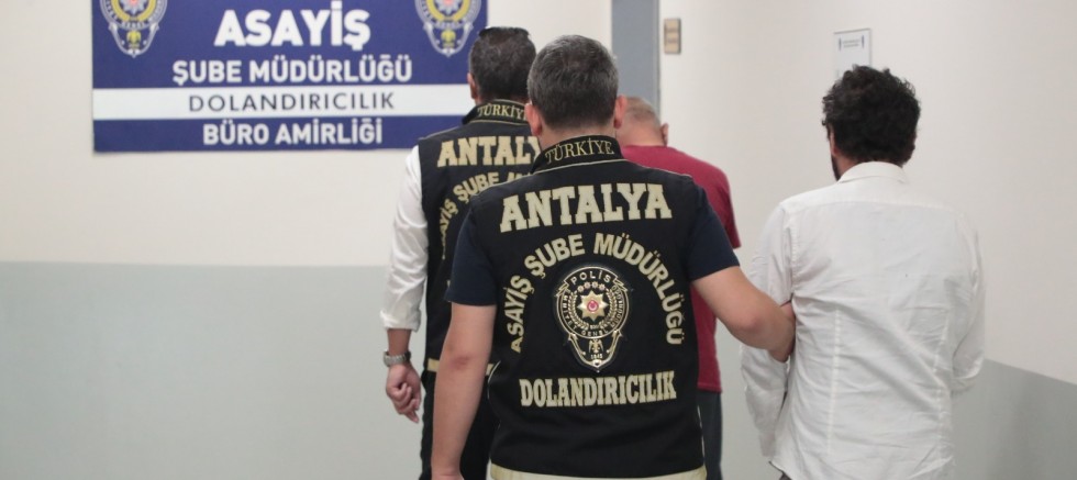KUYUMCUYA SAHTE ALTIN SATARAK DOLANDIRICILIK YAPAN ŞAHISLAR YAKALANDI