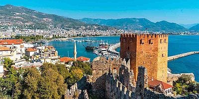 ALANYA’NIN TARİHİ GÜZELLİKLERİ TURİSTLERİN İLGİ ODAĞI OLDU
