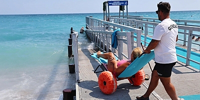 ANTALYA BÜYÜKŞEHİR’İN ENGELSİZ PLAJLARINA ZİYARETÇİ AKINI