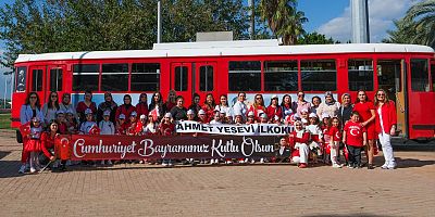 ANTALYA’DA 29 EKİM COŞKUSU NOSTALJİ TRAMVAYI İLE ŞEHRE YAYILDI