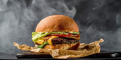 ANTALYA HAVALİMANI'NDA YENEN HAMBURGER İNGİLTEREDE GÜNDEM OLDU