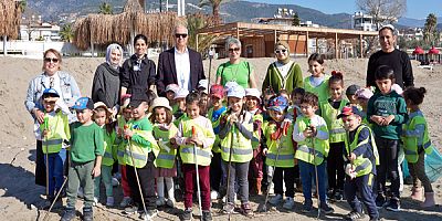ÇOCUKLAR BAŞKAN ÖZÇELİK’LE SAHİLİ TEMİZLEDİ