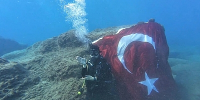 DENİZ ALTINDA İŞARET DİLİYLE İSTİKLAL MARŞINI OKUDULAR