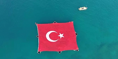 DENİZDE TÜRK BAYRAKLI '15 TEMMUZ' FARKINDALIĞI