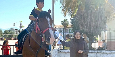 KARNE GÜNÜ ATLA GELDİ: HAYALİNİ GERÇEKLEŞTİREREK KARNESİNİ ALDI 