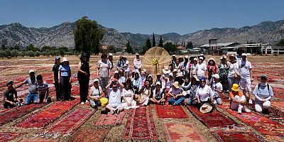 KİLİM TARLALARINI GEZDİLER 