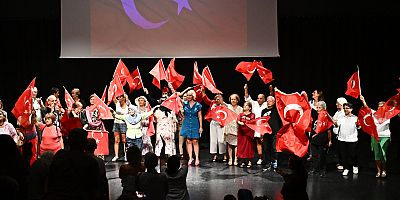 MURATPAŞA’DA KENTİN KIDEMLİLERİ SAHNEDE İNGİLİZCEYLE PARLADI