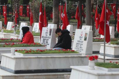 ANTALYA’DA ARİFE GÜNÜ KABİR ZİYARETLERİYLE DUYGUSAL ANLAR YAŞANDI