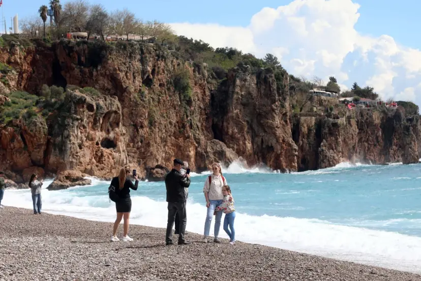 ANTALYA’DA YAĞIŞ SONRASI GÜNEŞ AÇTI