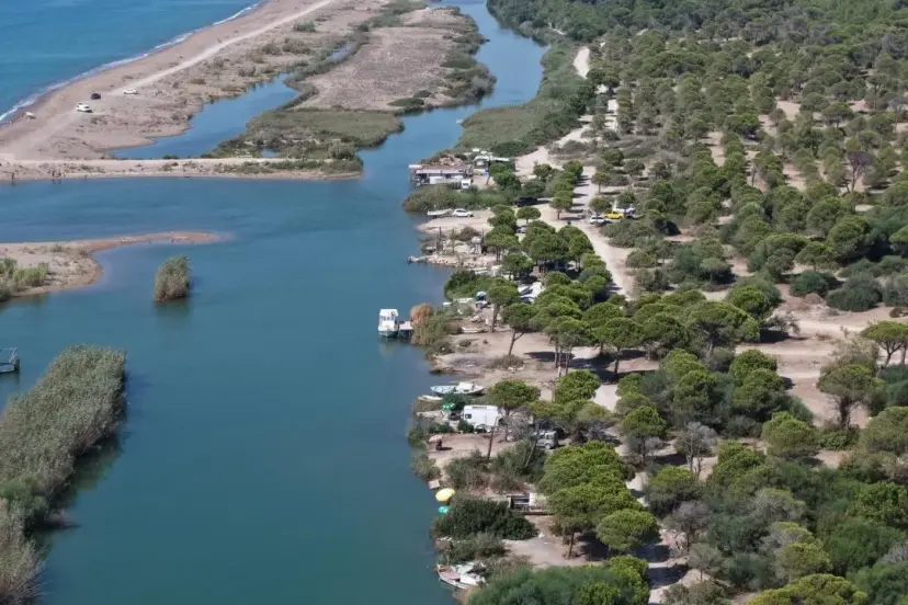 KUMKÖY SAHİLİNDE KAÇAK YAPILARA YIKIM