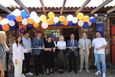 AKDENİZ ÜNİVERSİTESİ LOGOLU ÜRÜN MAĞAZASI AÇILDI