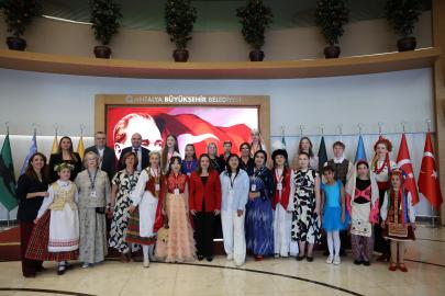 ANTALYA DÜNYA ÇOCUKLARINI KUCAKLADI