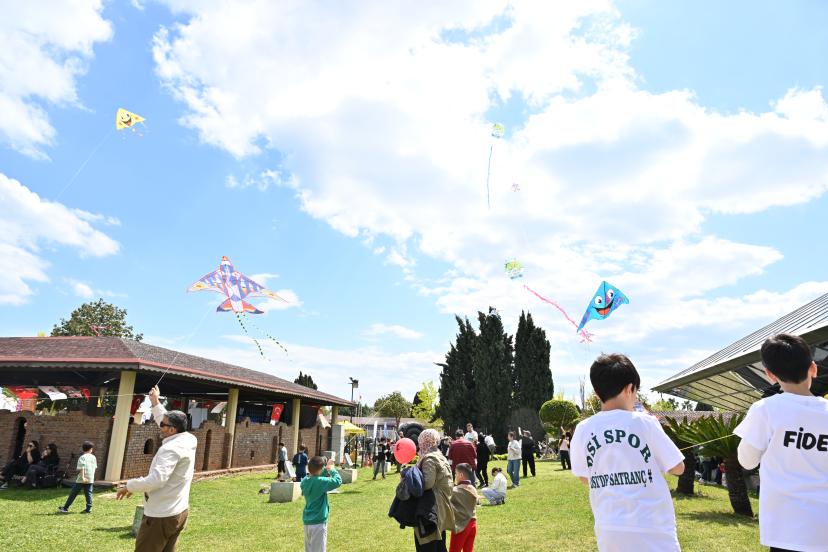 ANTALYA’DA 23 NİSAN COŞKUSU: DÜNYA ÇOCUKLARI EL ELE