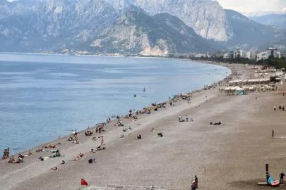 ANTALYA’DA SAHİLLERDE YAZ HAVASI ETKİSİ