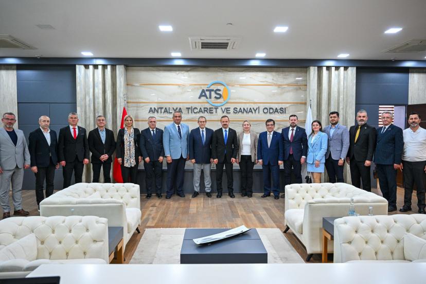 ANTALYA’DA SİYASET VE İŞ DÜNYASI AYNI MASADA