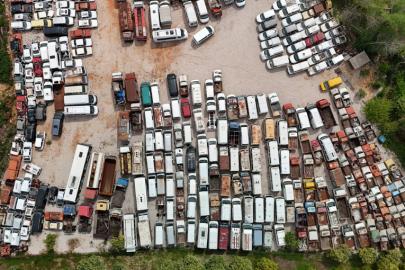 ANTALYA’DA YEDİEMİN OTOPARKLARINDA MİLYONLUK ARAÇLAR YILLARDIR BEKLİYOR
