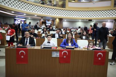 ANTALYA’DA YÖNETİM KOLTUKLARI ÇOCUKLARA EMANET