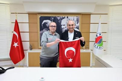 ÇÖPTE BULDUĞU BAYRAKLA GÖNÜLLERİ FETHETTİ