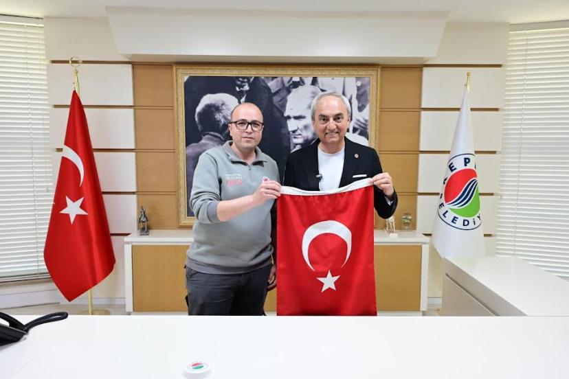 ÇÖPTE BULDUĞU BAYRAKLA GÖNÜLLERİ FETHETTİ