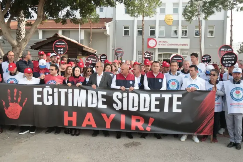 EĞİTİMCİYE ŞİDDETE TEPKİ: OKULLAR TATİL EDİLSİN ÇAĞRISI