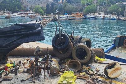 KALEİÇİ’NDE DENİZİN ALTINDAN 5 TON ATIK ÇIKARILDI