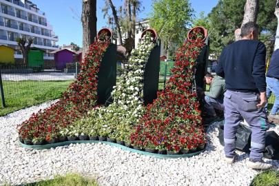 KEMER RENKLENİYOR: YAZA PETUNYA DOKUNUŞU