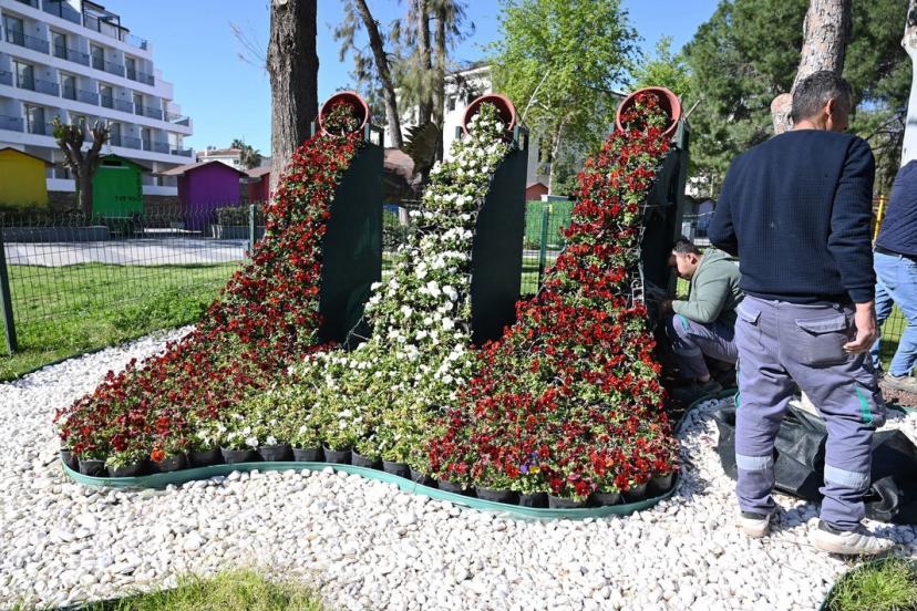 KEMER RENKLENİYOR: YAZA PETUNYA DOKUNUŞU