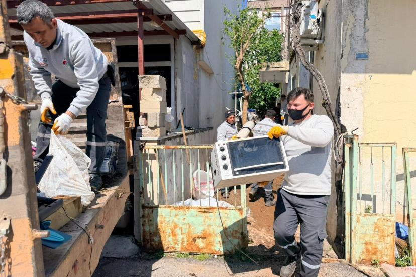 KEPEZ’DE ÇÖP SEFERBERLİĞİ: EVİN BAHÇESİNDEN 4 KAMYON ATIK ÇIKARILDI