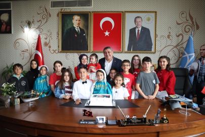 KÜÇÜK ELLER BÜYÜK SÖZLER VERDİ