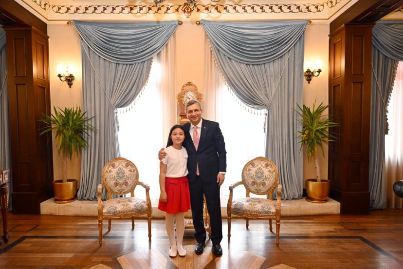 KÜÇÜK ELLERDEN BÜYÜK YARINLARA MESAJ