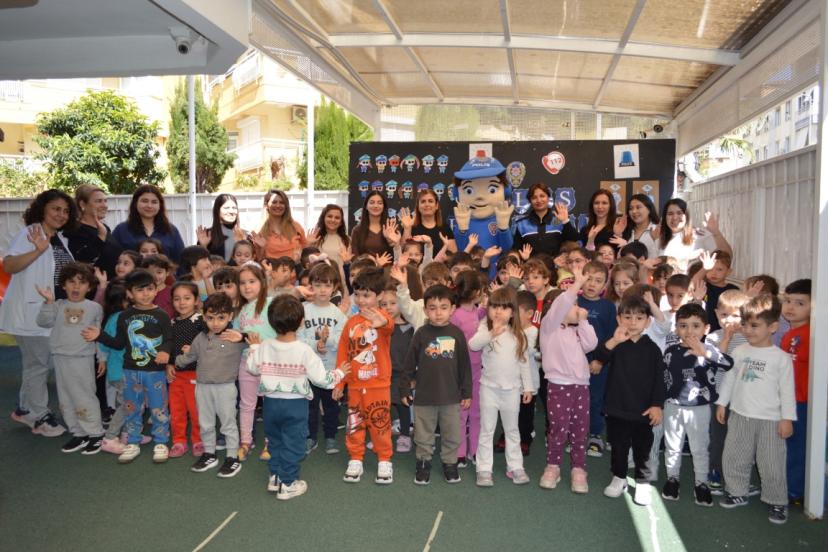 MİNİKLERDEN POLİSE ANLAMLI KUTLAMA