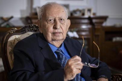 TÜRK SİYASETİNİN DUAYEN İSMİ CİNDORUK HAYATINI KAYBETTİ