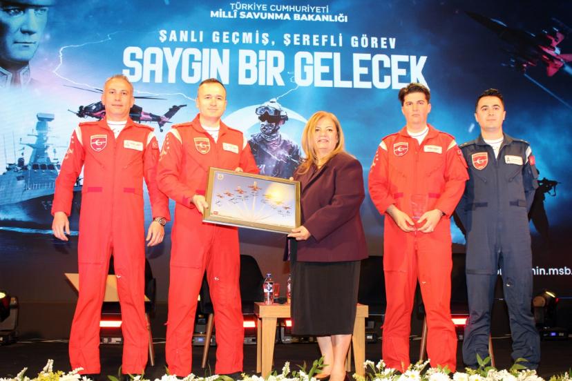 TÜRK YILDIZLARI ANTALYA’DA GENÇLERE İLHAM VERDİ