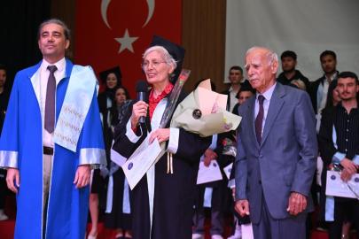 70 YAŞINDA ÜNİVERSİTE MEZUNİYETİ: DİPLOMASINI OĞLU TAKDİM ETTİ