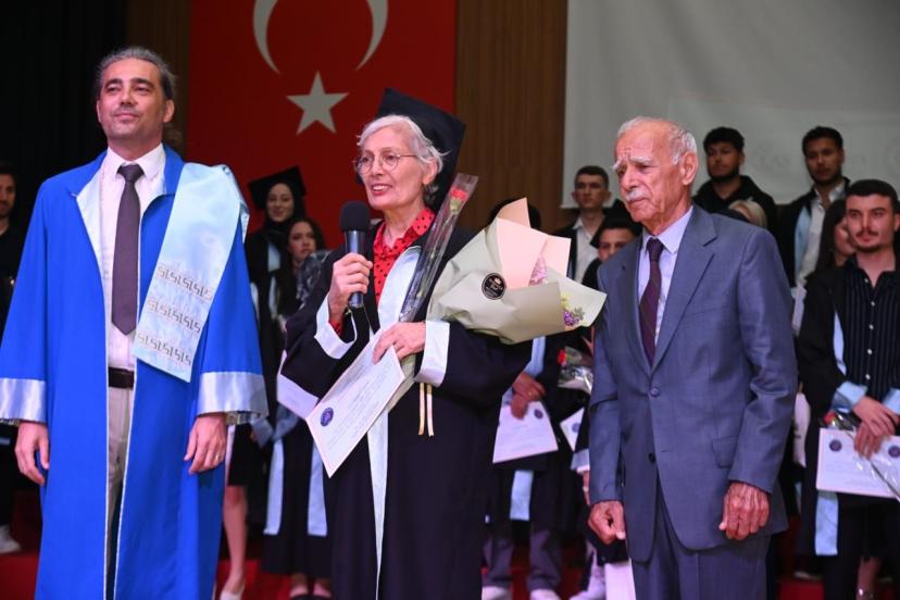 70 YAŞINDA ÜNİVERSİTE MEZUNİYETİ: DİPLOMASINI OĞLU TAKDİM ETTİ
