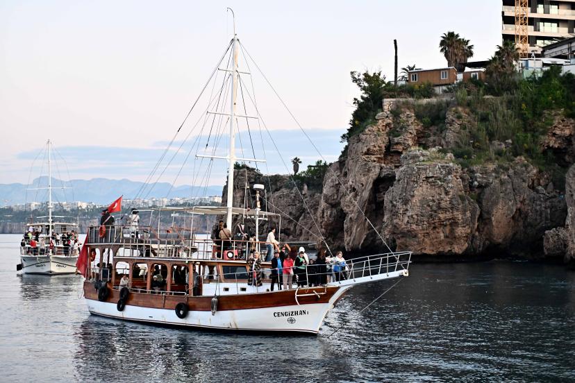 AKDENİZ’DE HIDIRELLEZ GELENEĞİ: DİLEKLER DENİZLE BULUŞTU