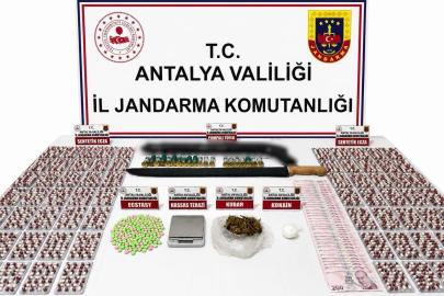 ALANYA’DA UYUŞTURUCU OPERASYONU: ÇOK SAYIDA MADDE ELE GEÇİRİLDİ