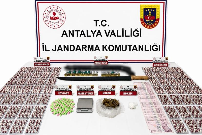ALANYA’DA UYUŞTURUCU OPERASYONU: ÇOK SAYIDA MADDE ELE GEÇİRİLDİ