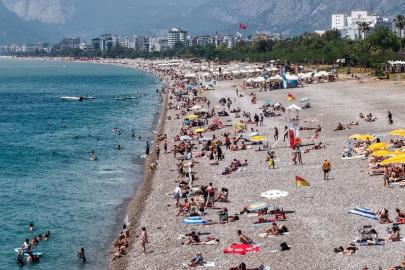 ANTALYA’DA BAYRAM TATİLİYLE SAHİLLER DOLDU
