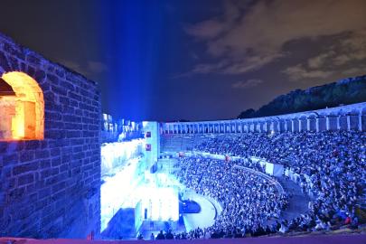 ASPENDOS’TA 2000 YILLIK SAHNEDE TİYATRO COŞKUSU