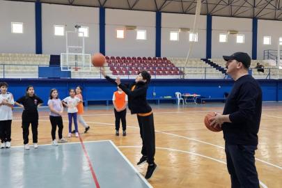 BAŞKAN KOTAN MİNİK SPORCULARLA POTA ALTINDA BULUŞTU