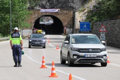 BAYRAM TRAFİĞİNDE ANTALYA YOLUNDA ALARM SEVİYESİ YÜKSELDİ