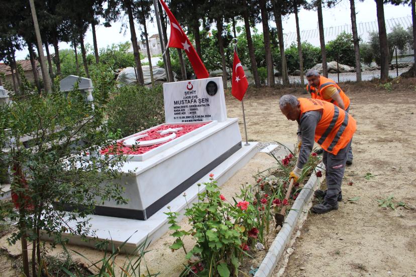 BÜYÜKŞEHİR’DEN MEZARLIKLARDA BAYRAM MESAİSİ